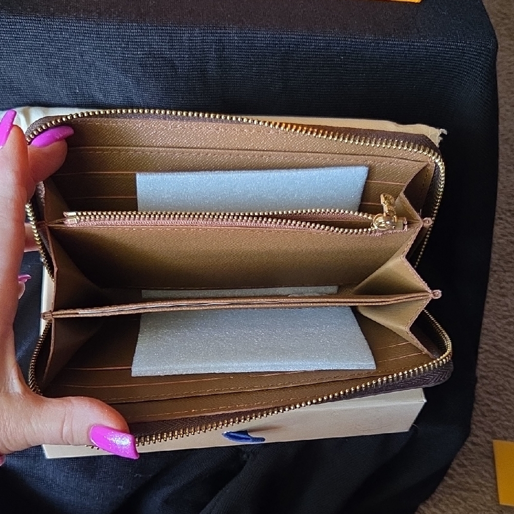 Louis Vuitton Tan Wallet - Picture 4 of 11